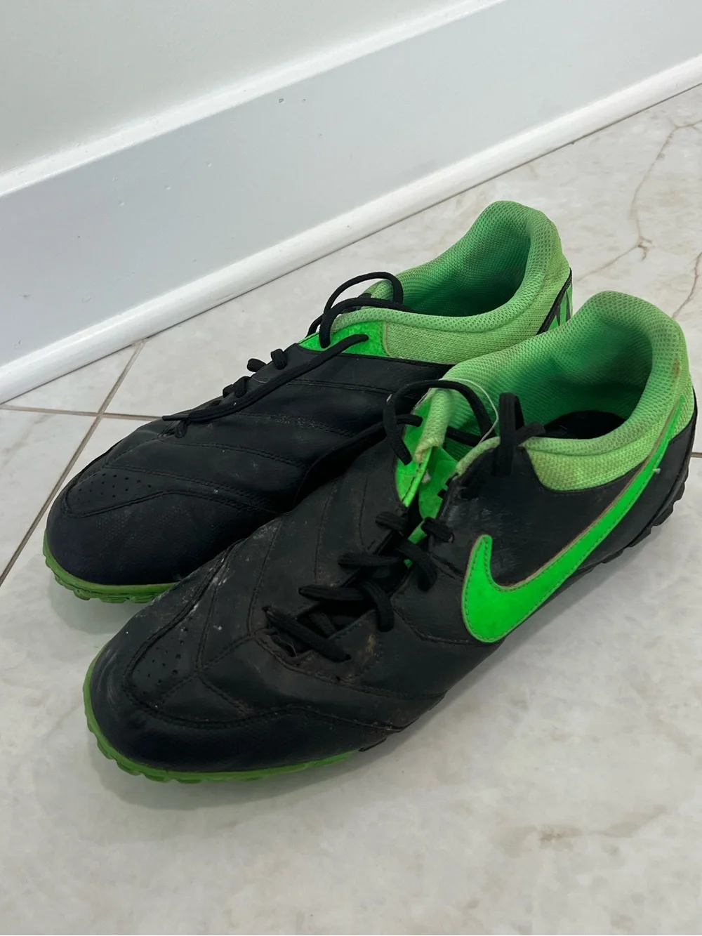 Nike Black / Green Bomba Soccer Shoes Size 11 US